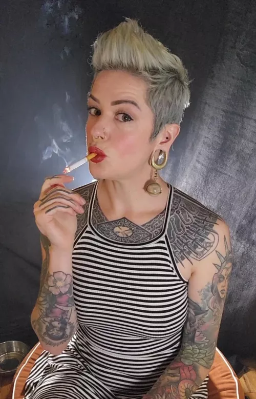 Took a smoke break while doing my hair by Smokinglace