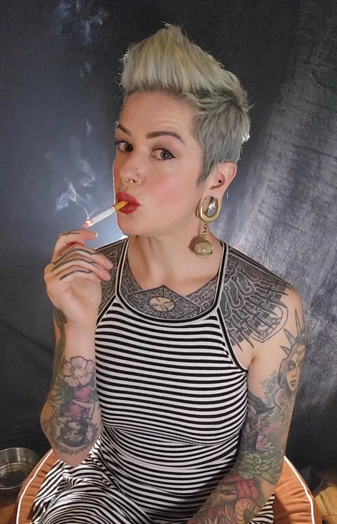 Took a smoke break while doing my hair posted by Smokinglace