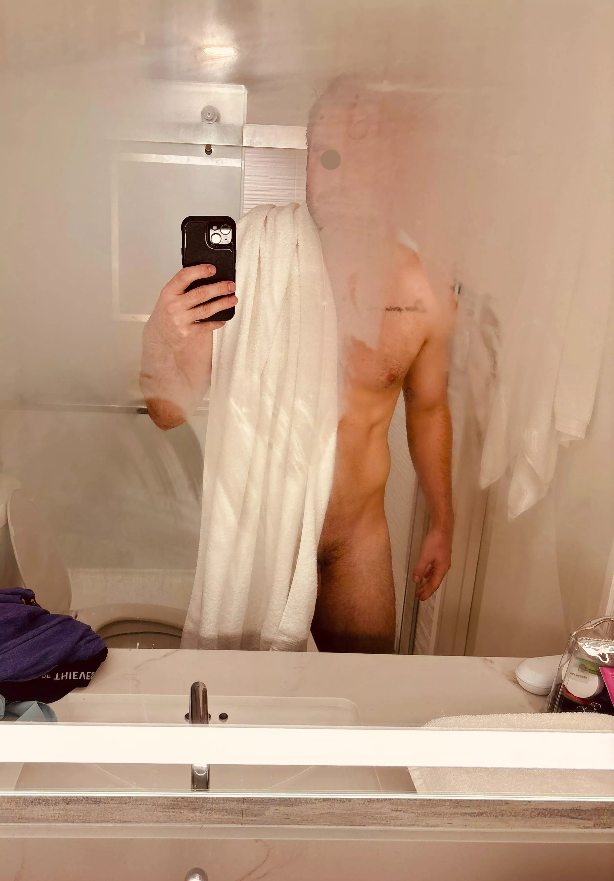 Hotel mirrors have the best lighting - 38M posted by burntheships4