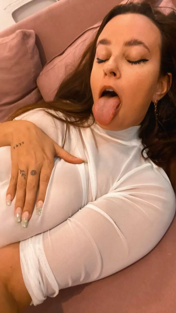 I want to feel everything on my tongue  posted by w_queen