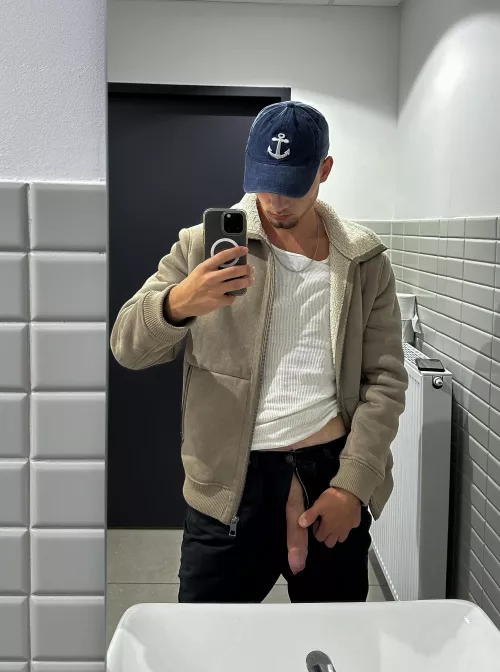 21 horny at work 😈 by Unfair-Tourist3025