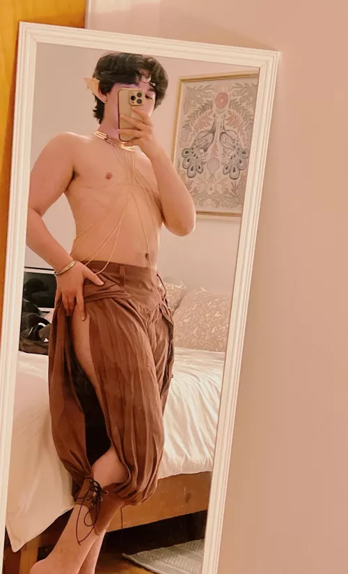 elfboy here, ready to serve you🧝🏻💚 by littleboytoy_