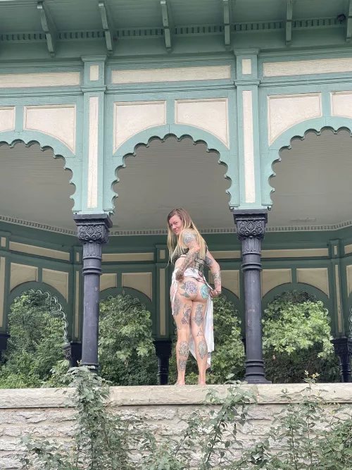 I can't help but let the booty out by nakieplantlady