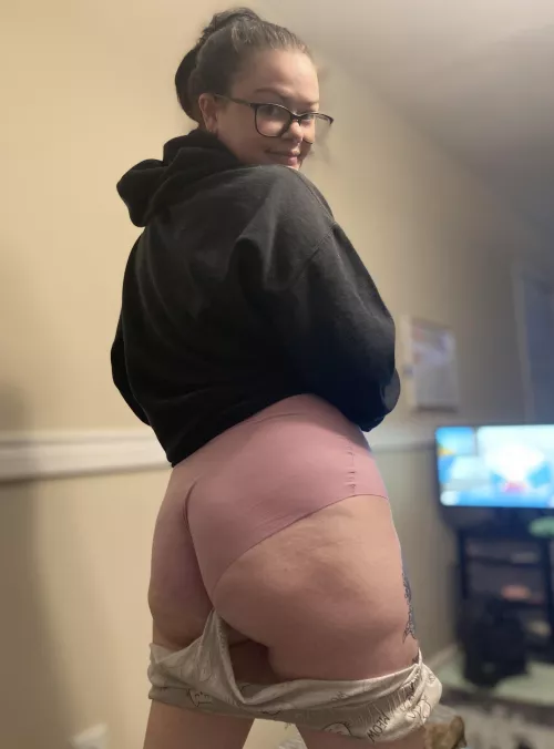I have no problem showing off my fat ass for you….  by kallistamp