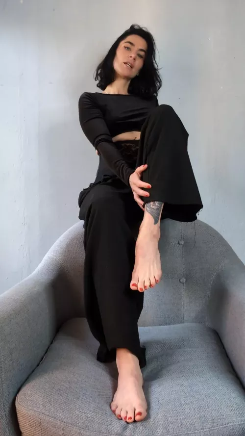 I'm thinking about tattooing my feet by Mundane_Cheek_4645