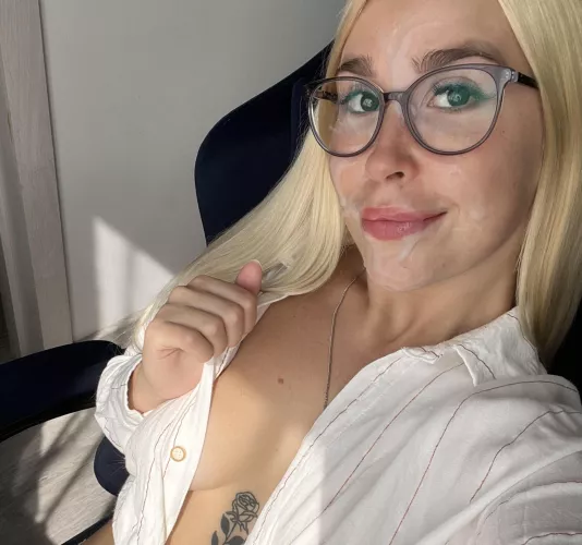 Just landed with a smile, I cum in peace by KittieeSweet