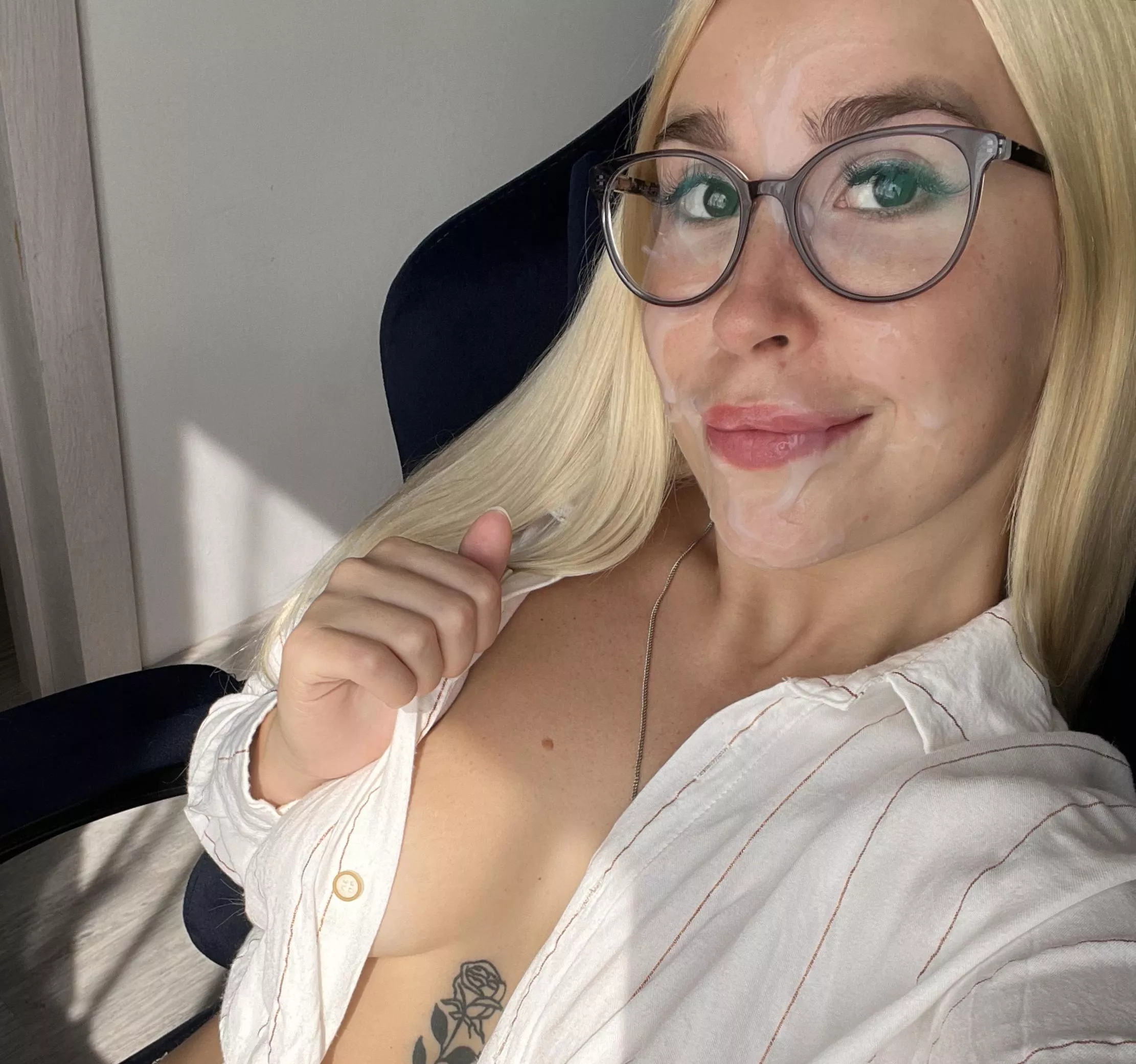 Just landed with a smile, I cum in peace posted by KittieeSweet