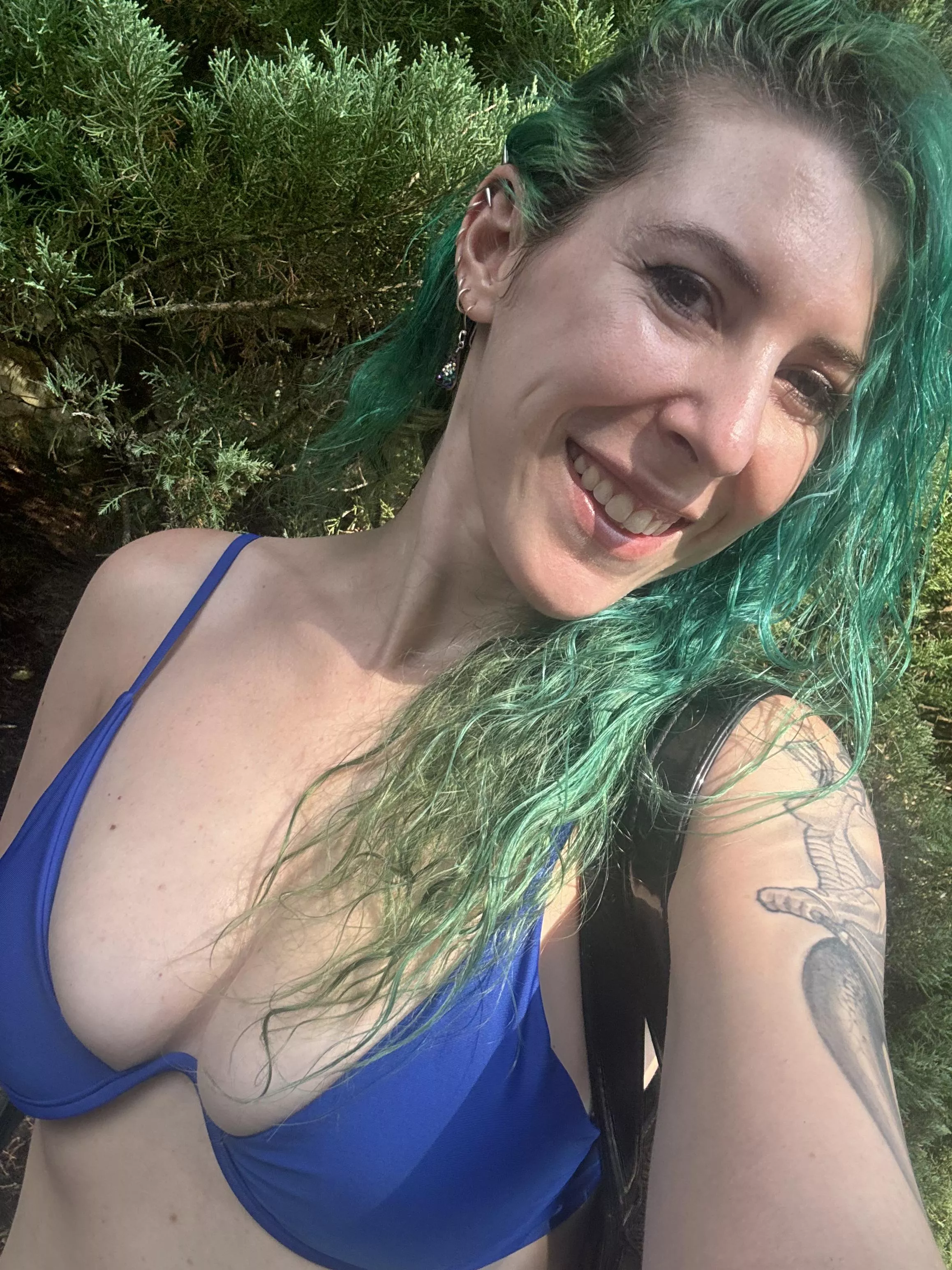 Royal blue smiles [image] posted by sirenskiss3