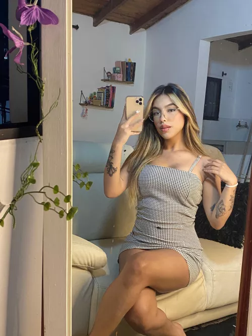 Tight dress, cute face, struggling with my gaze by LunaPeachyyy