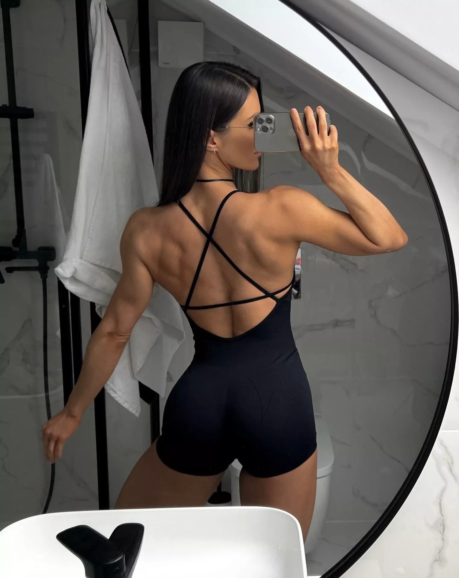 fit back posted by linasphysique_