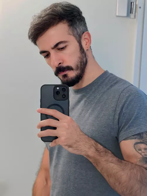 Hey bros! Can you suggest a good creepy horror novel to read on cold winter nights? 🤓📖 by hakikigulyabani