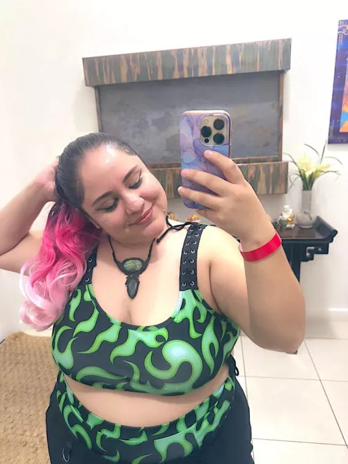 Hope you’re having a great start to your Sunday 😌🖤 by flowheaux