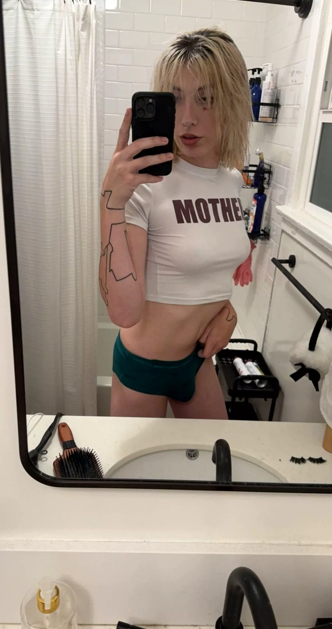 I am ur mother, so obey when i say kneel 😈 posted by Onscavenge