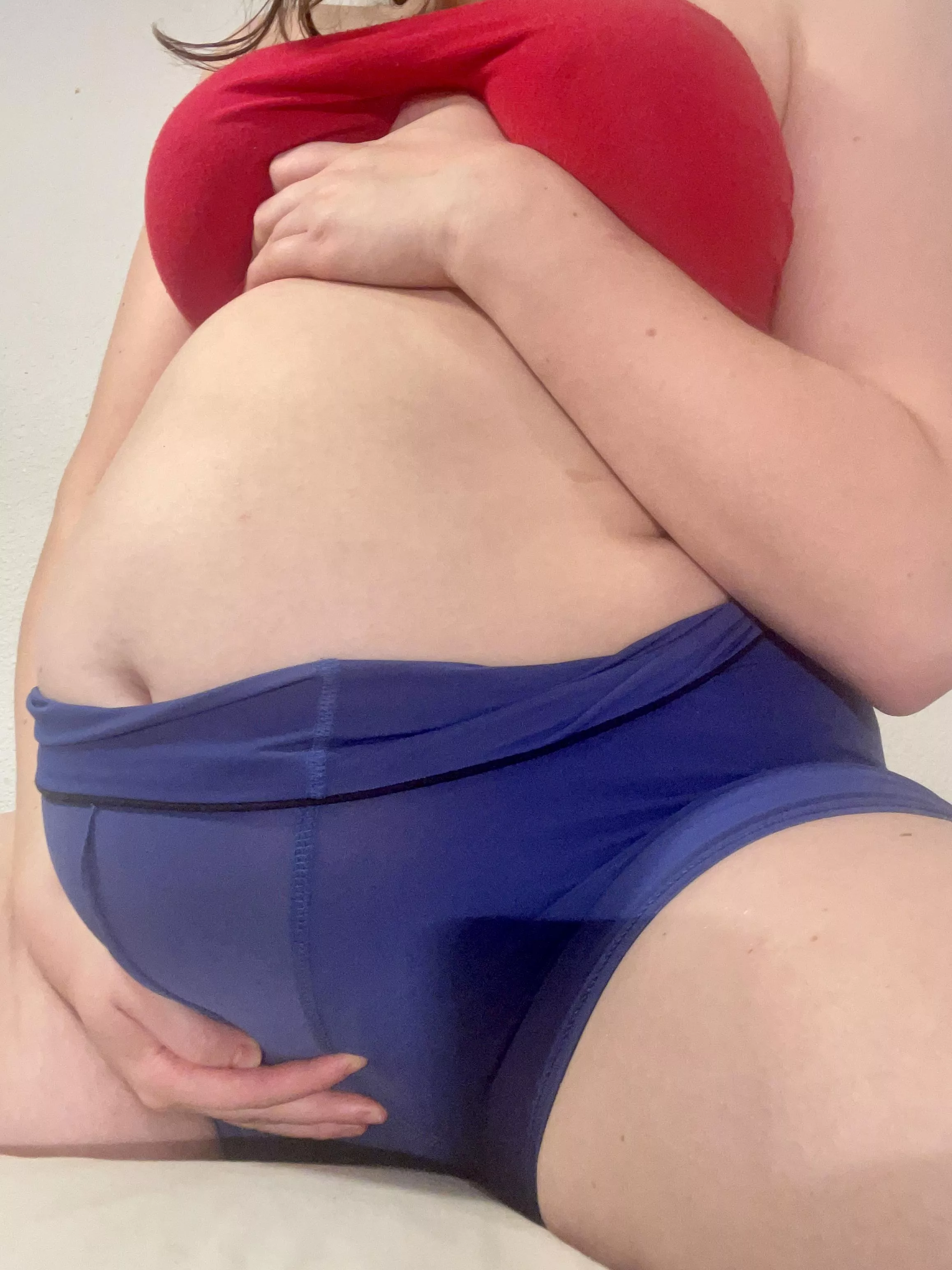 I feel like I'm carrying my own little beach ball 😮‍💨🐽 posted by FatteningPrincess