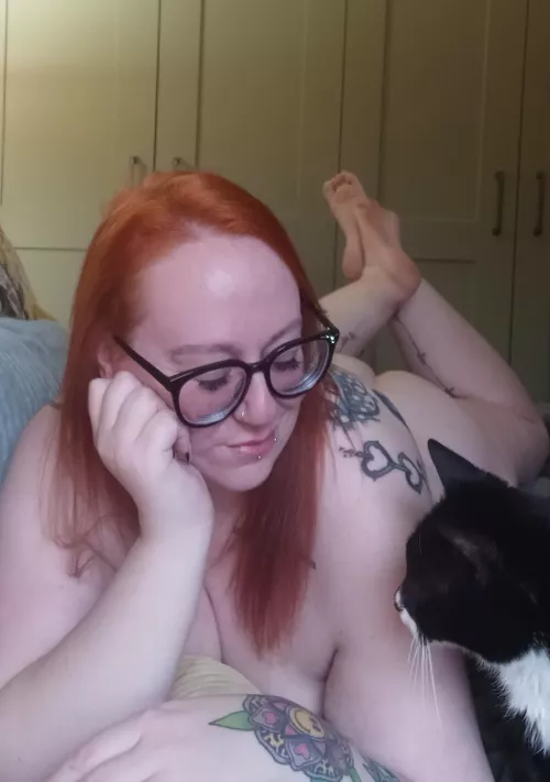 Let's pretend I'm not being upstaged by a cat! 🤭 by Feliciadeliciabbw