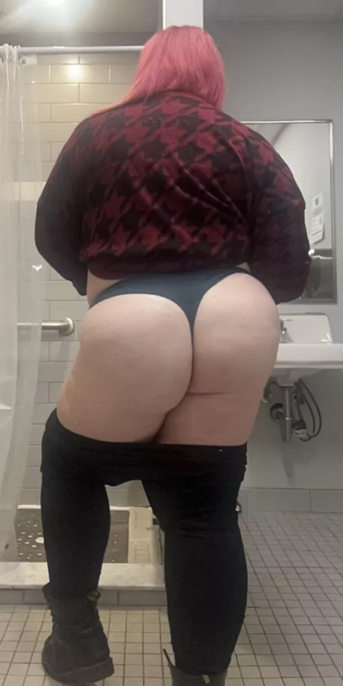 A nice big ass to brighten your Monday 😈 by Violetvonghoul