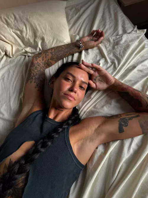 do you like smooth clean shaved armpits?  by helengem