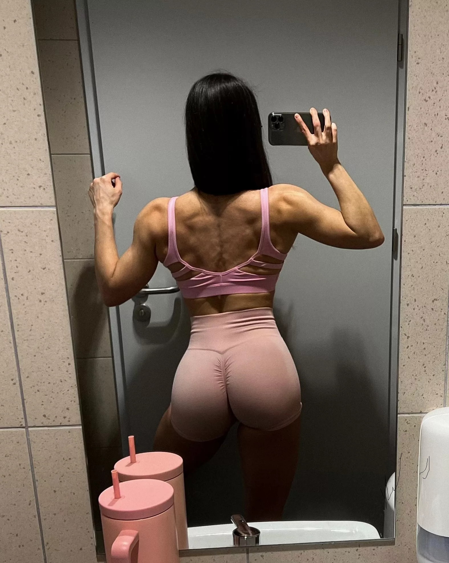 ripped back posted by linasphysique_