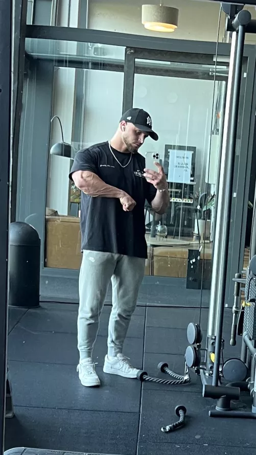 Arm Day🫣 by BigBoiiiii-