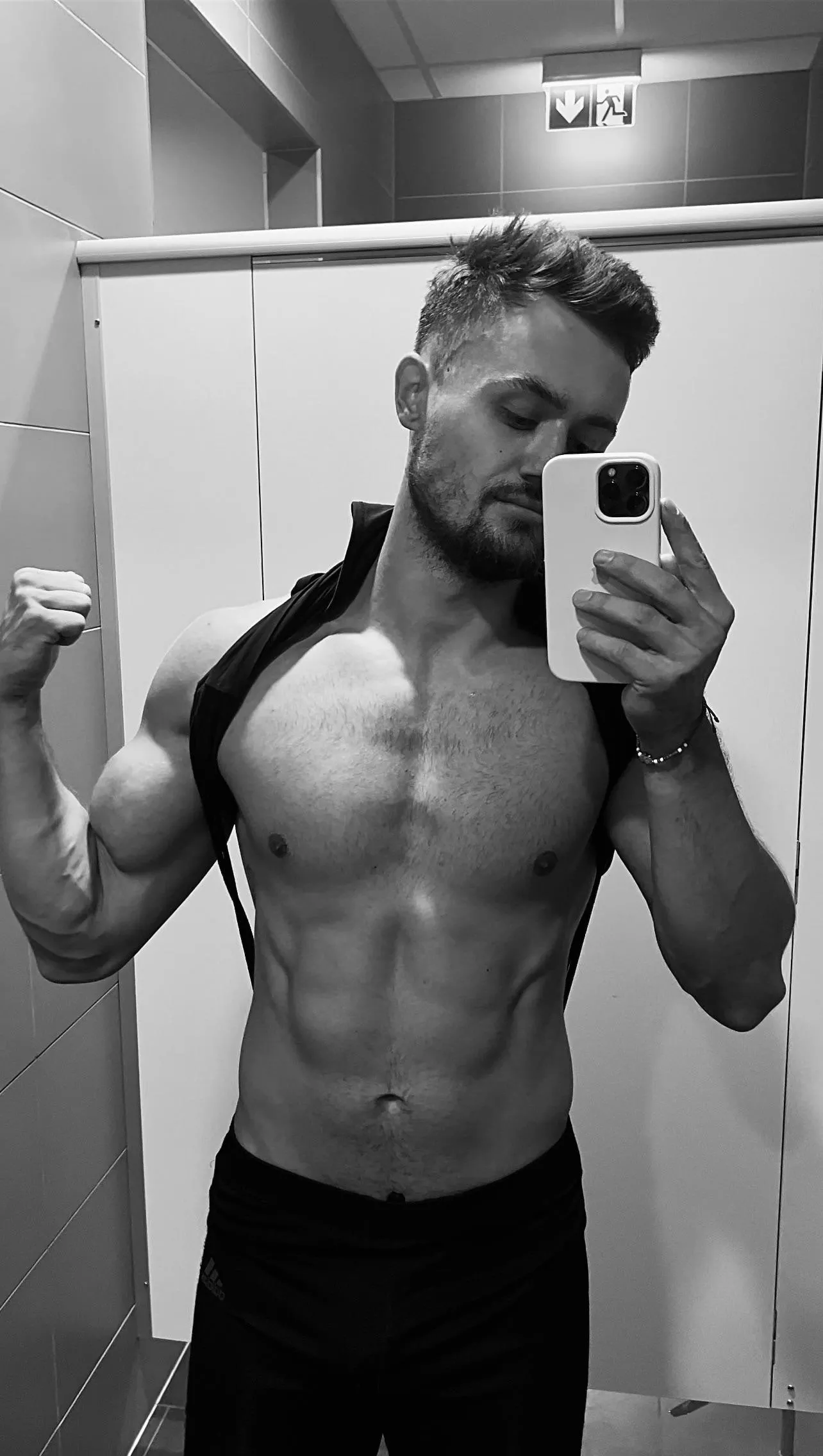 Gun show, hands up?! posted by jocktrunk