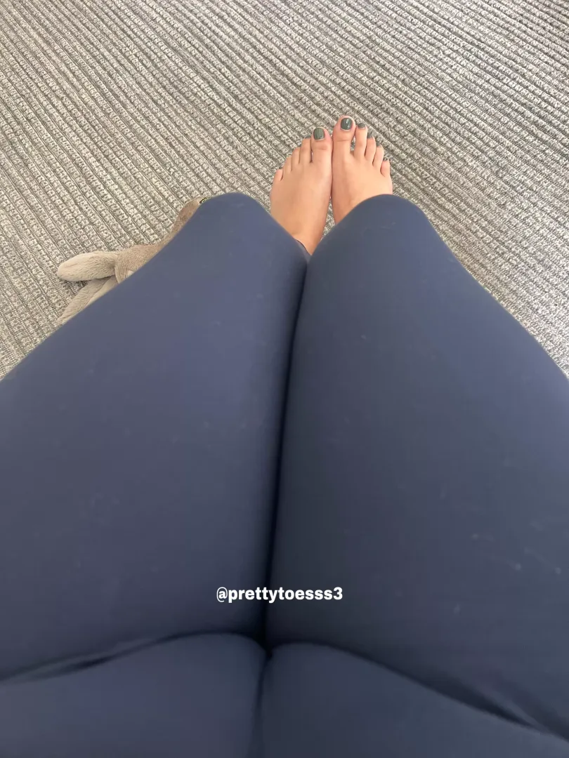 Cameltoe and thick thighs- the perfect combo 🥵🥵🥵🥵  posted by prettytoesss3