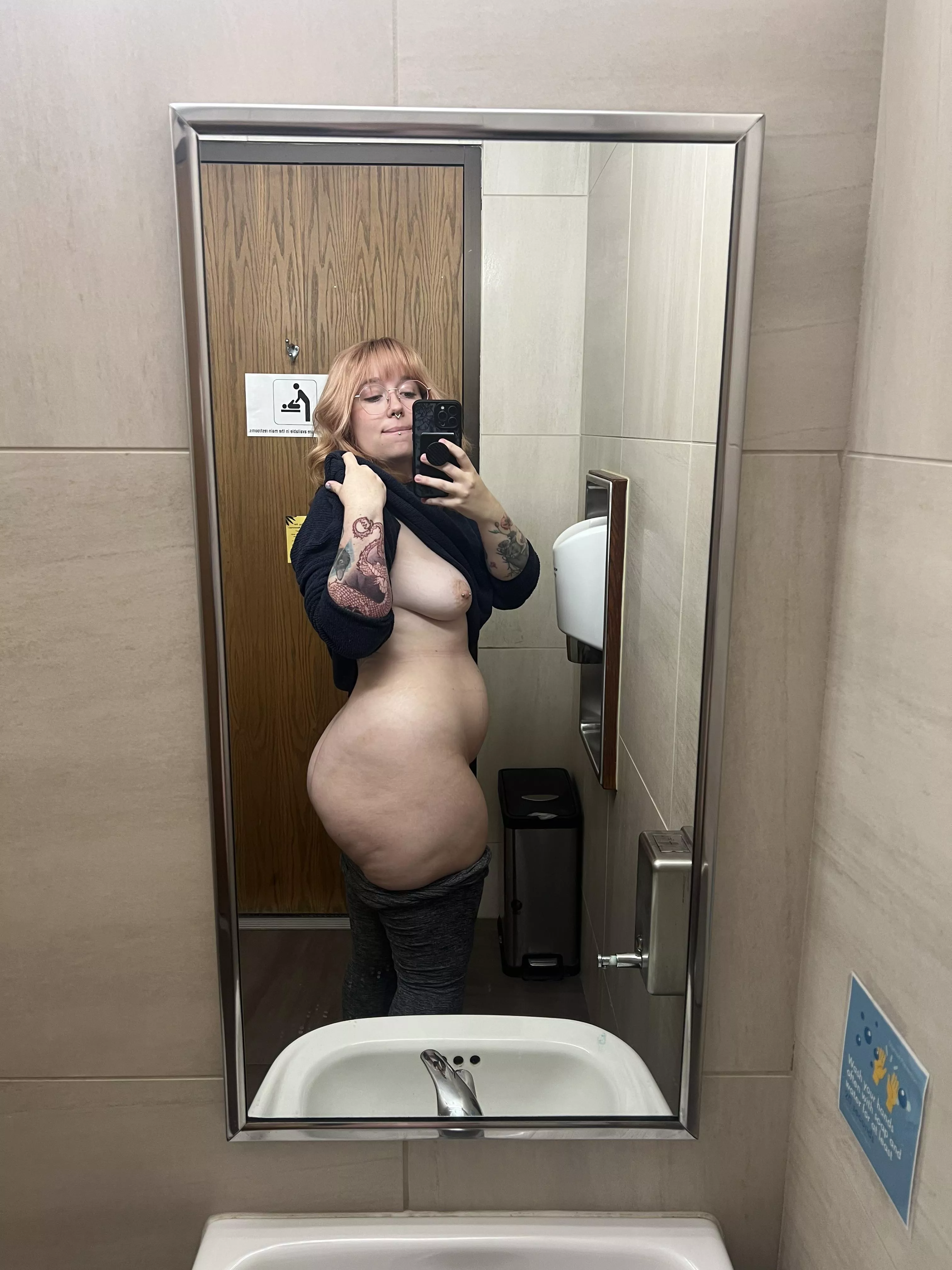 I need someone to eat me out on my break 🫣 posted by Glitteringworm78