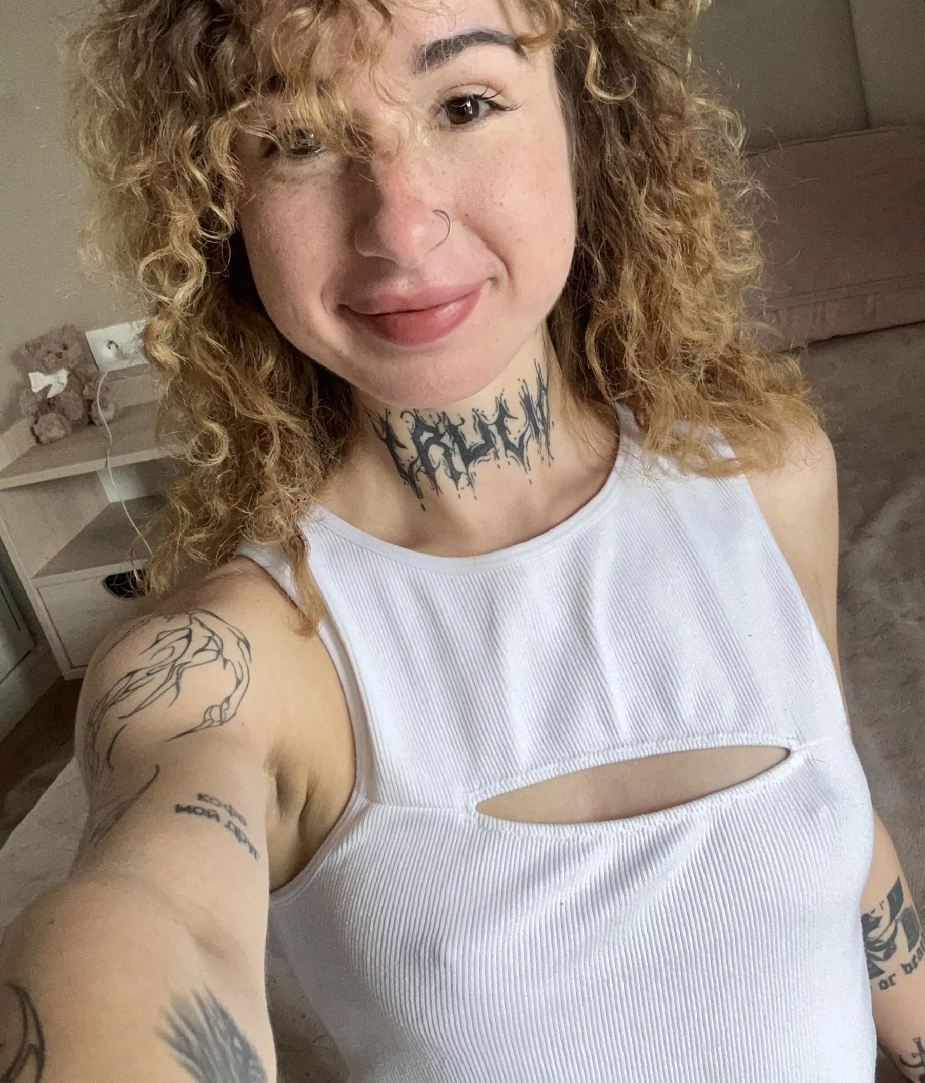 just a girl with a killer smile posted by dreamfairyy