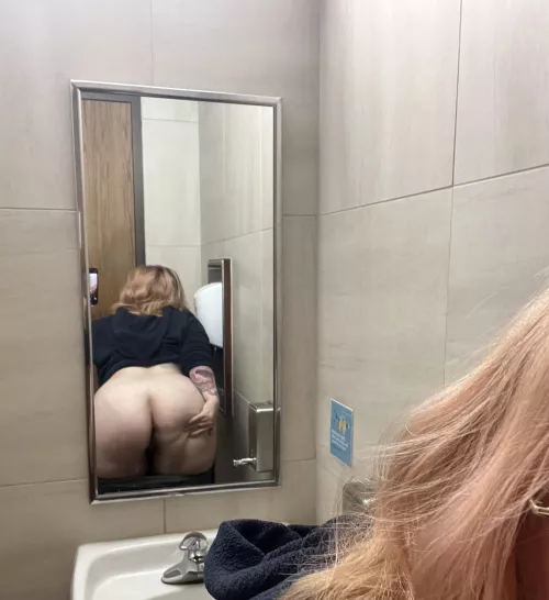 Would you bend me over the sink 🫣 by Glitteringworm78