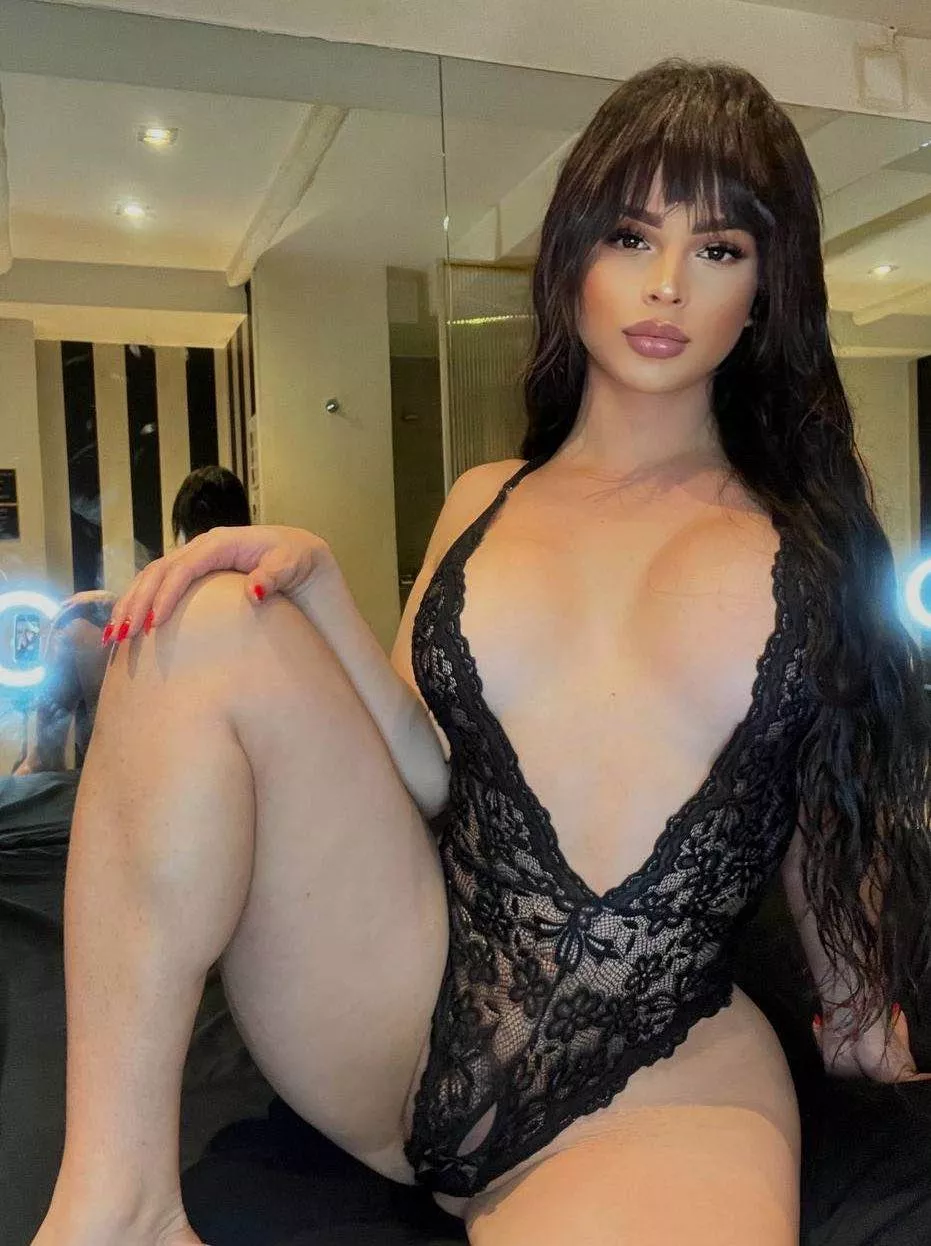 Any older guys wanna suck my girldick? posted by twistandstrike