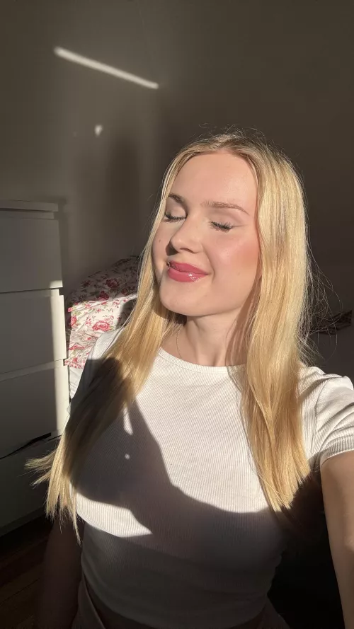 It makes me happy when people admire me by kiaralhillxo