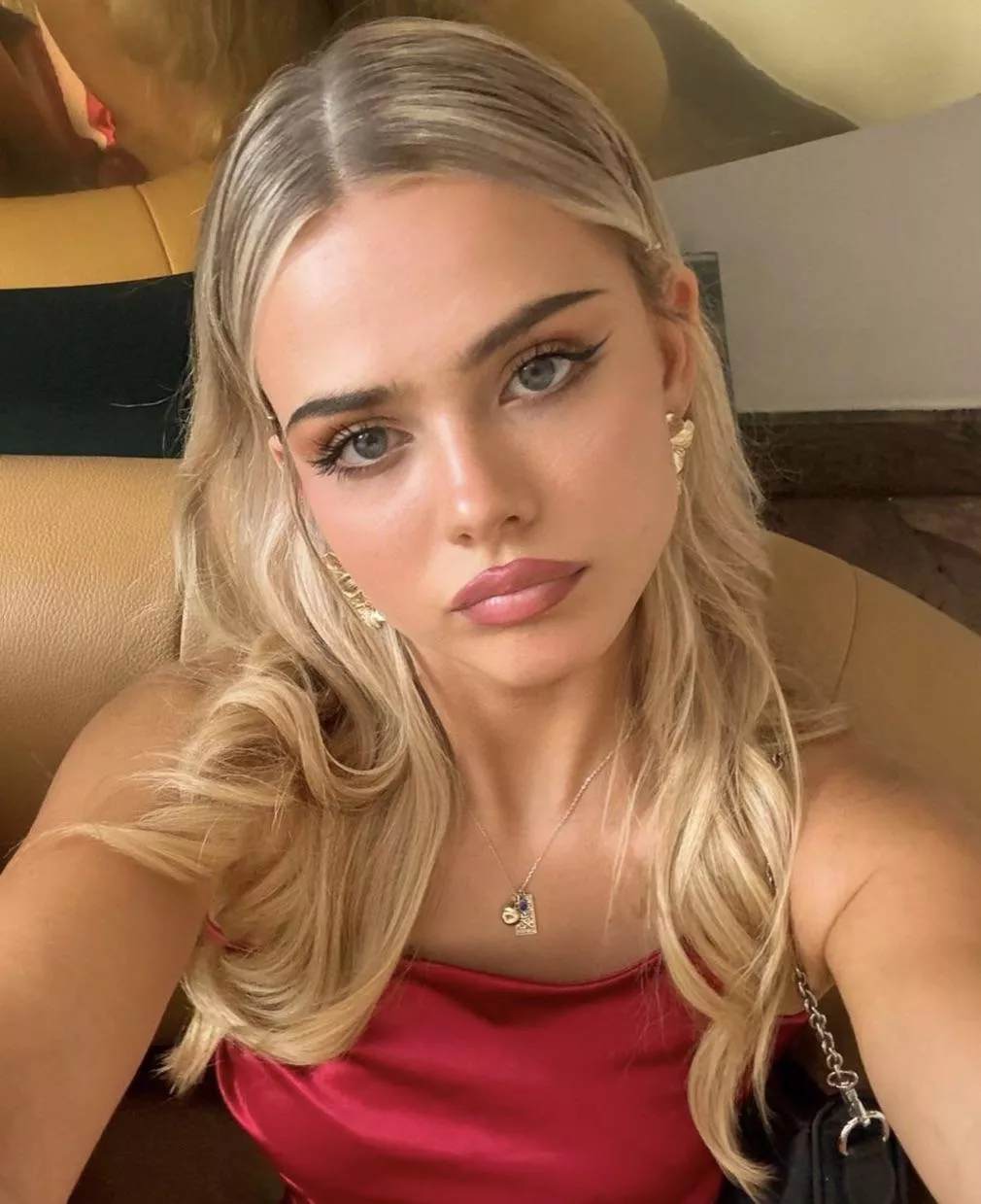 Sara Crumbleleg posted by Ken789gh