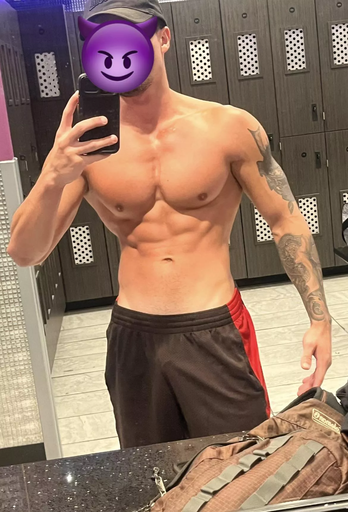 V line check at the gym’s locker 😁😁🥰 posted by TheeGuyDerek
