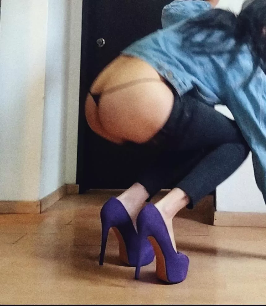 Boss keeps dropping stuff when I'm around 😳 not sure why (oc) (f) 29 posted by soldaderyan