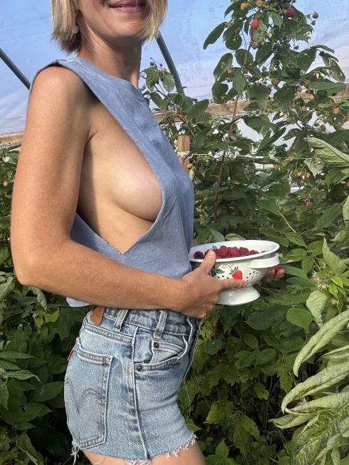 Sunny day sideboob by ExoticArches