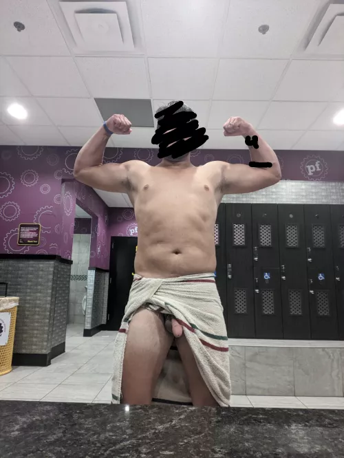 I need to workout again, I loved showering and getting fully nude in the locker room by Friedricktc