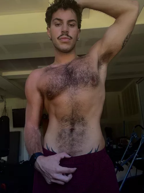 sooo sweaty and musky by em0twunk