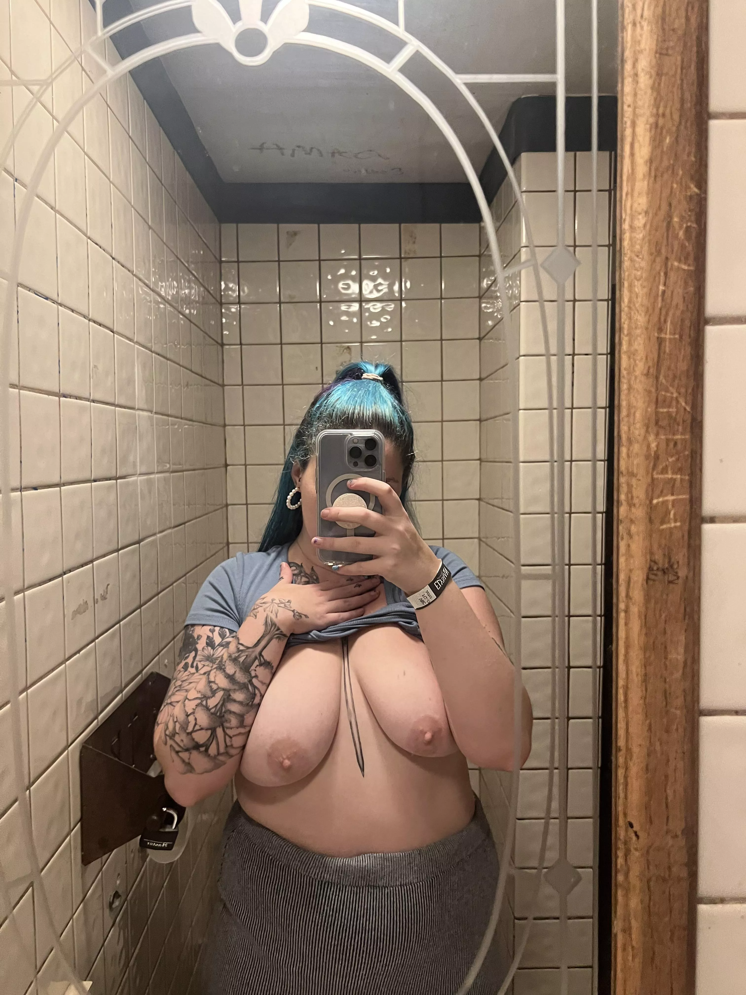 what would you say if you saw me in the bar?  posted by catsanddabs4