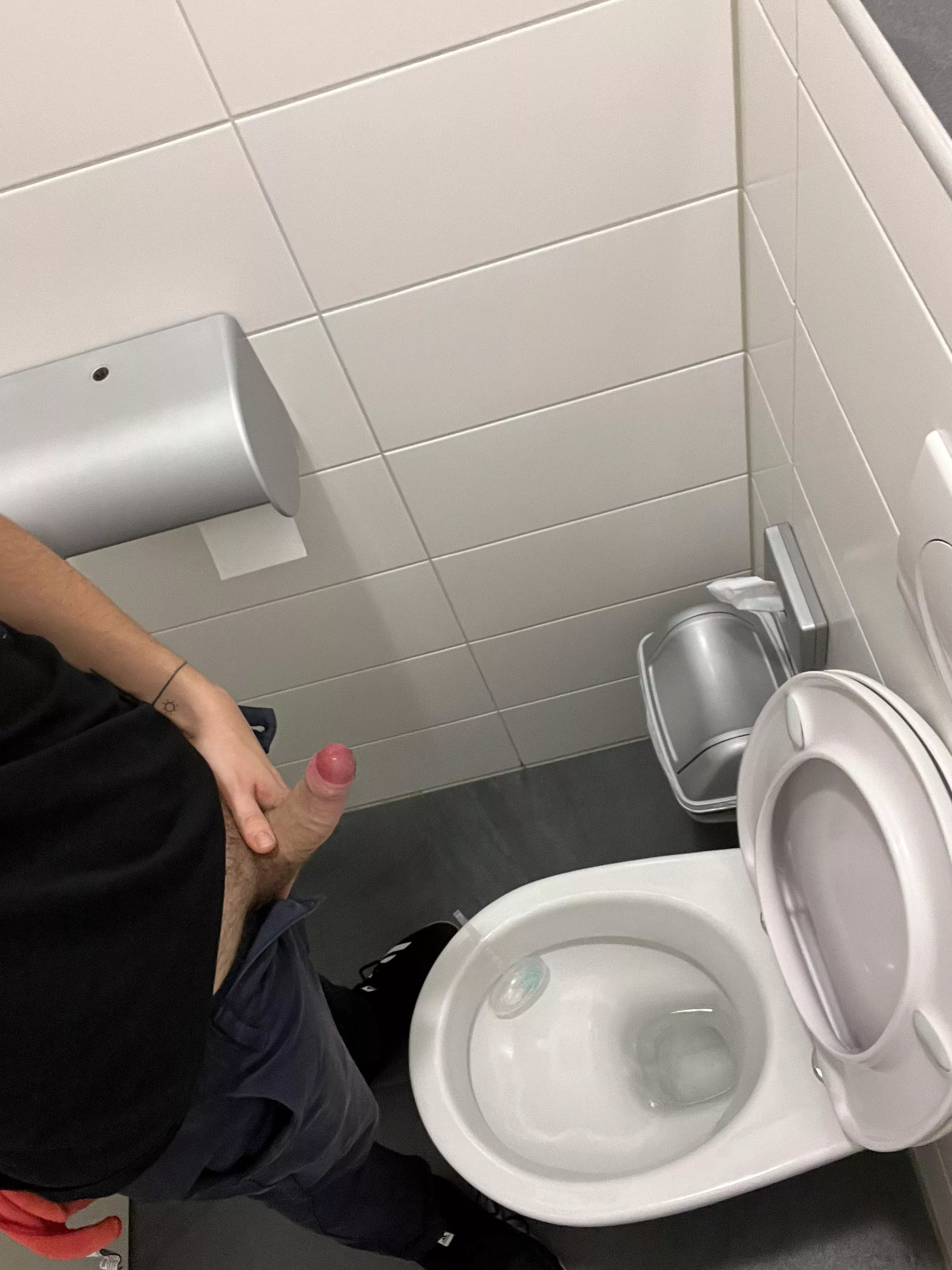 [21] love jerking of while working posted by Lovveelyy