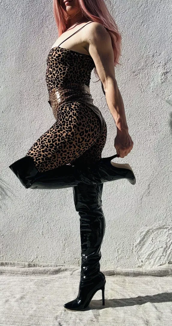 Do heels turns you on? [F] by powerfulzoyaxxx