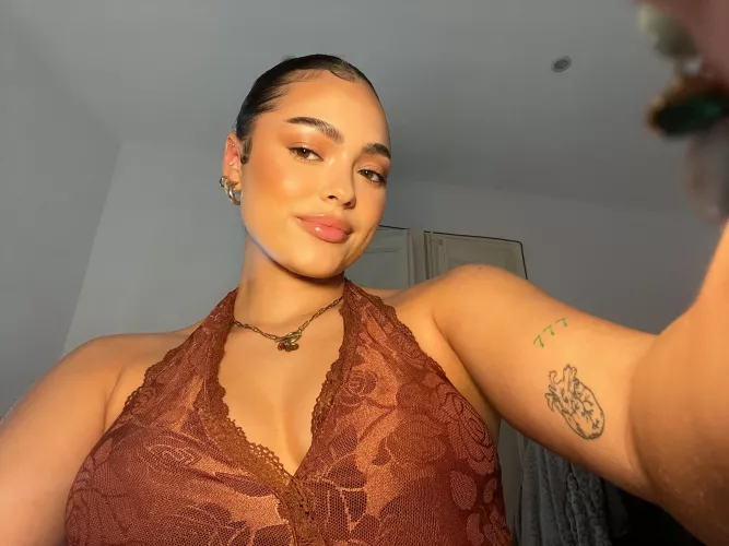 Hey there, you see this selfie. I took it because I'm feeling pretty today, and I wanted to share my smile!  by curvysweetpie