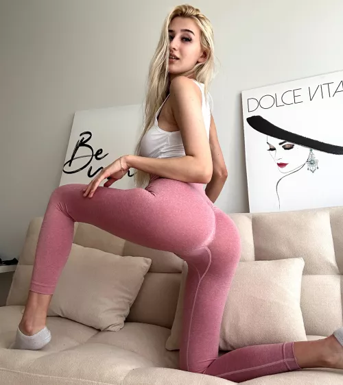 I wanted to try out this pose for a long time and I finally did it  by mia-monroee