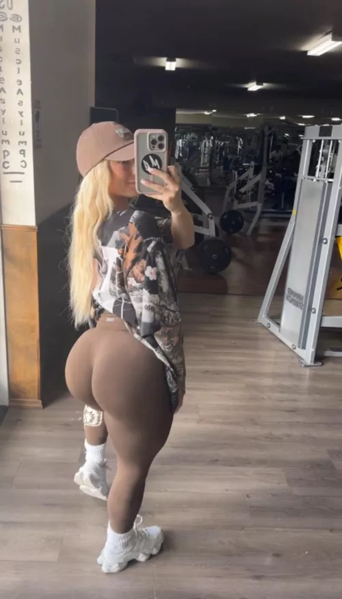 im jealous everyone gets this view of me in the gym  by FitnessBarbiee