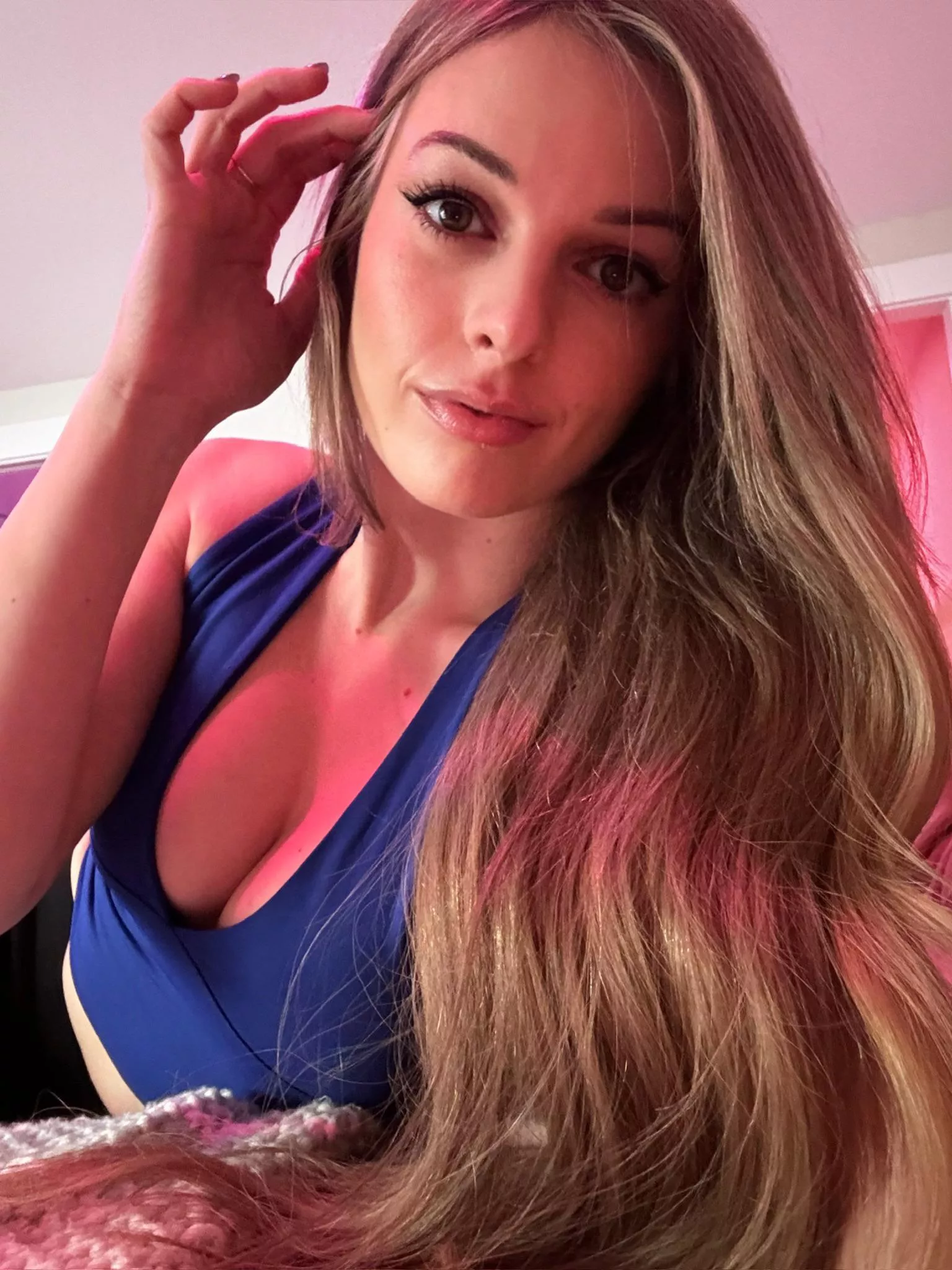 My cleavage making itself seen  posted by briblossom