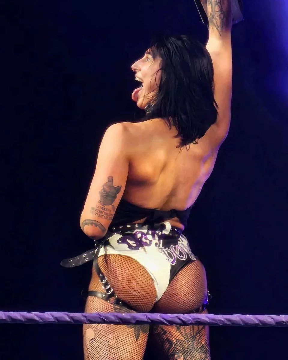 Rhea 🍑 posted by BeckyLynchIsBetter