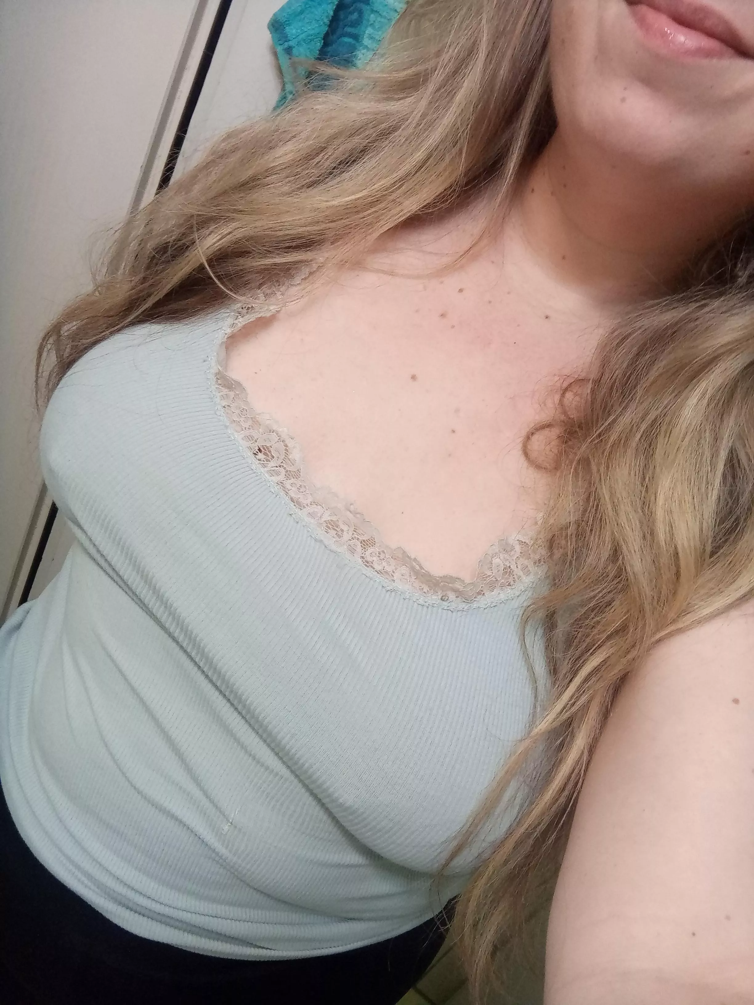 The happiest girls are the ones who don't wear a bra 😊 posted by AllegedlyTea