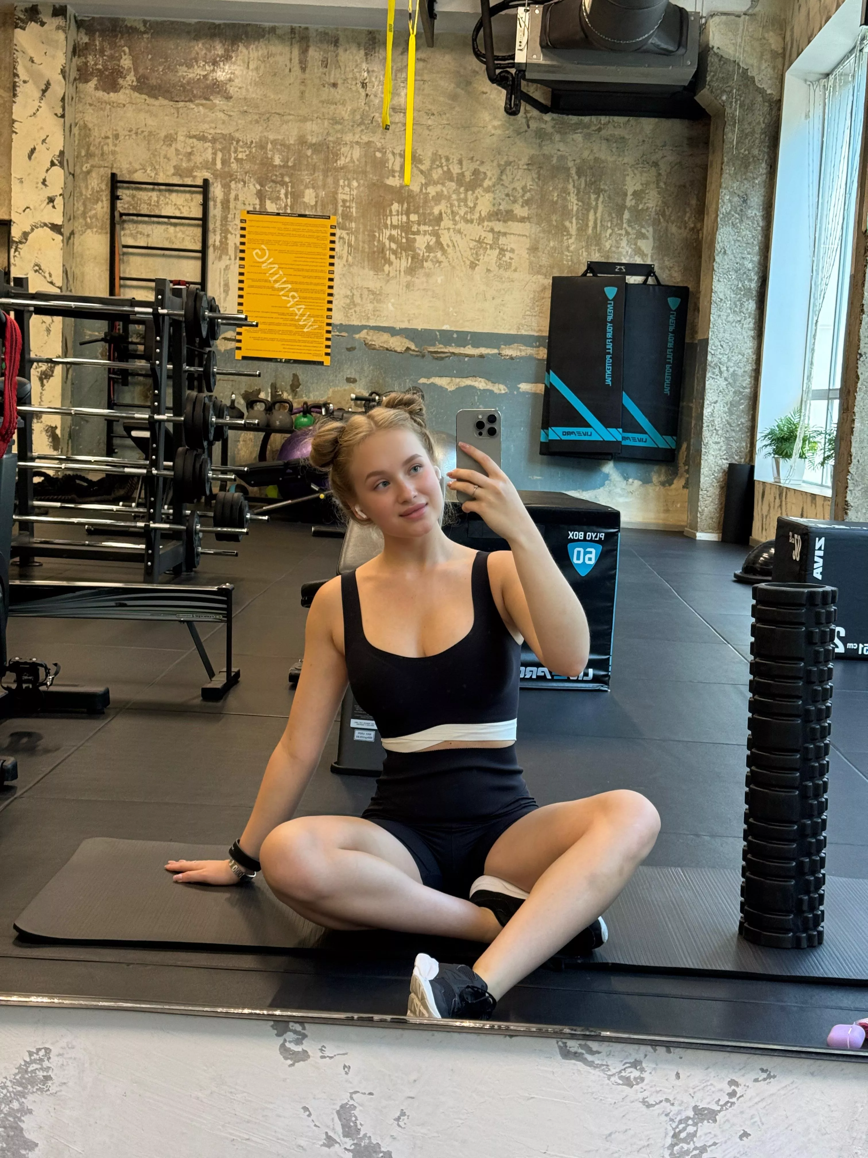 I like to wear a black and white top  posted by MarvelousBabe_