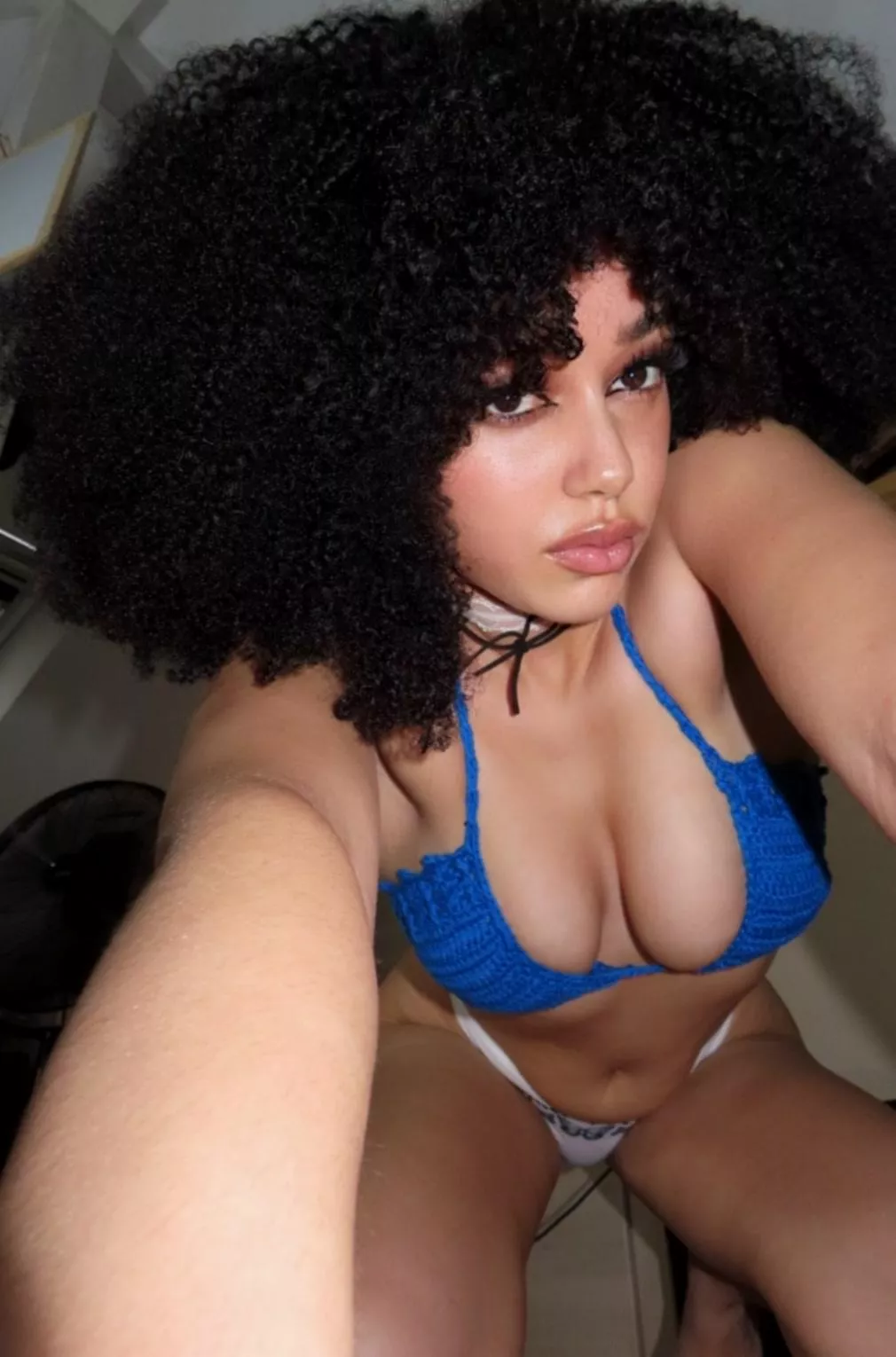 Kiss me softly to my collarbone, down to my ..  posted by Samiraxoxodarky