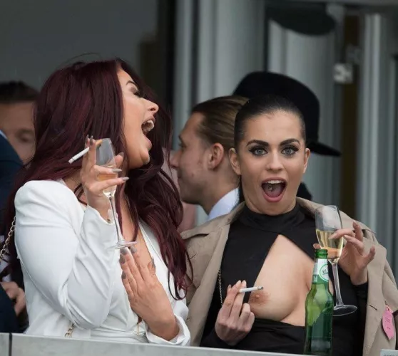 Smoking and public fun by smokingandaesthetics