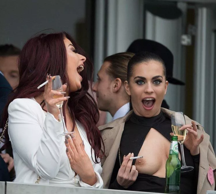 Smoking and public fun posted by smokingandaesthetics