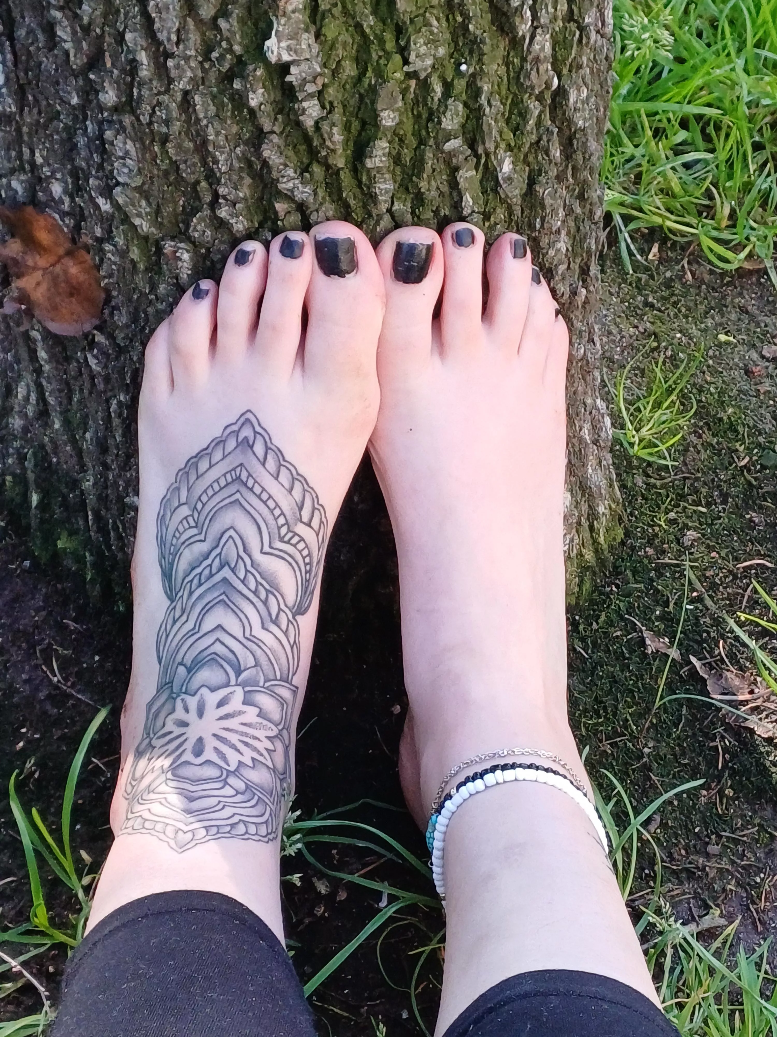 What color best suits my toes? 🖤💙💚❤🤍 posted by Sophie_feet_tattoo